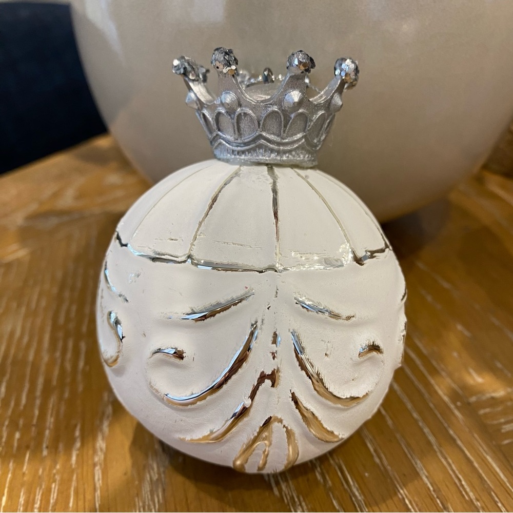 WHITE & SILVER ORNAMENTS